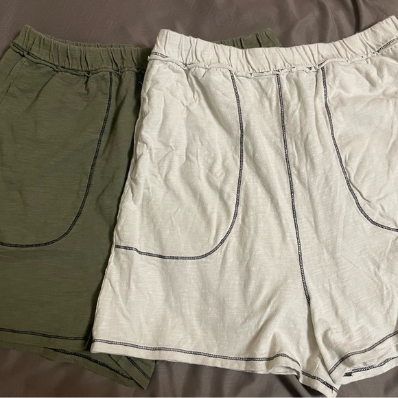 NWOT! Lot of 2 Pair Ladies Shorts w/Pockets - Army Green & Cream  - Size Large - Picture 4 of 6